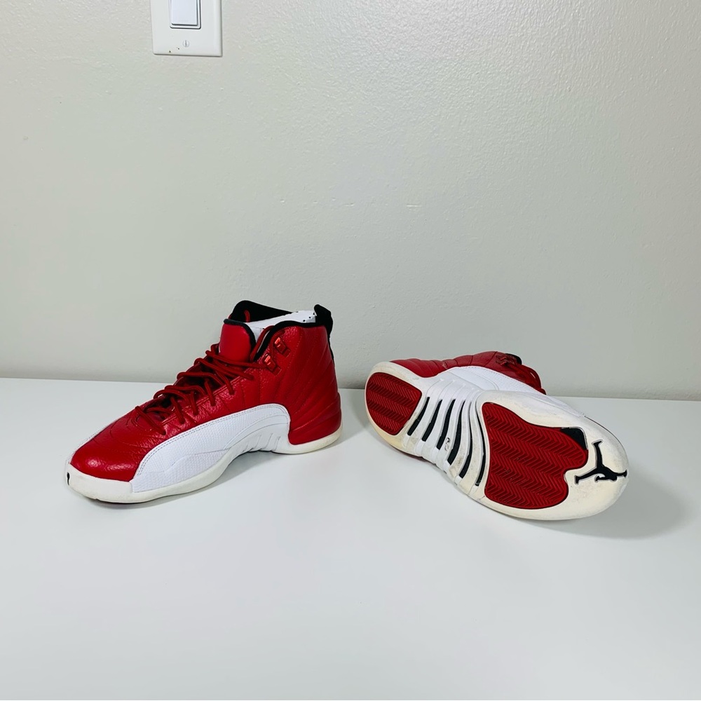 Air Jordan 12 Retro, size 8.5, color gym red with white, in good conditions